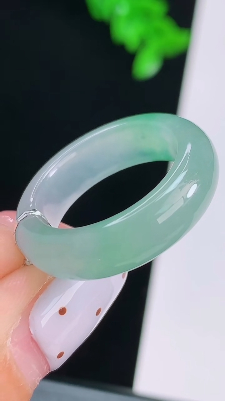 天然A货翡翠玉指环 戒指，尺寸16.2-5.6-3.5 重量:4.02g2026年8月15日
工厂直销收藏佳品,种好水足，色泽均匀，有种有色，上手高大气！