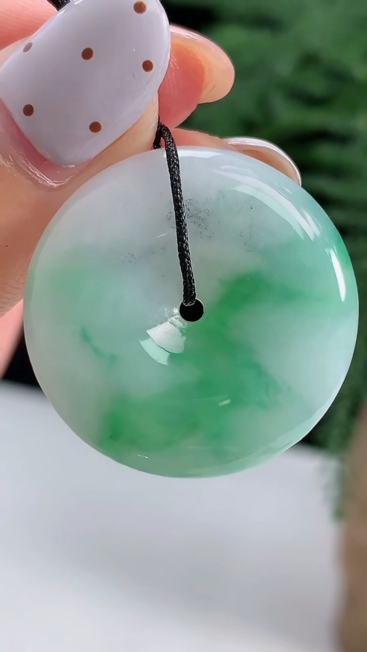 天然A货翡翠平安扣吊坠，尺寸26.5-5.2 重量:7.66g
8月15日