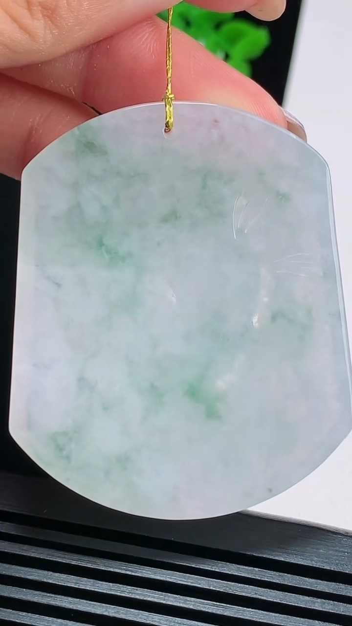 天然A货翡翠飘花生肖鸡牌吊坠，尺寸52-43-5.8 重量:28.99g
8月15日