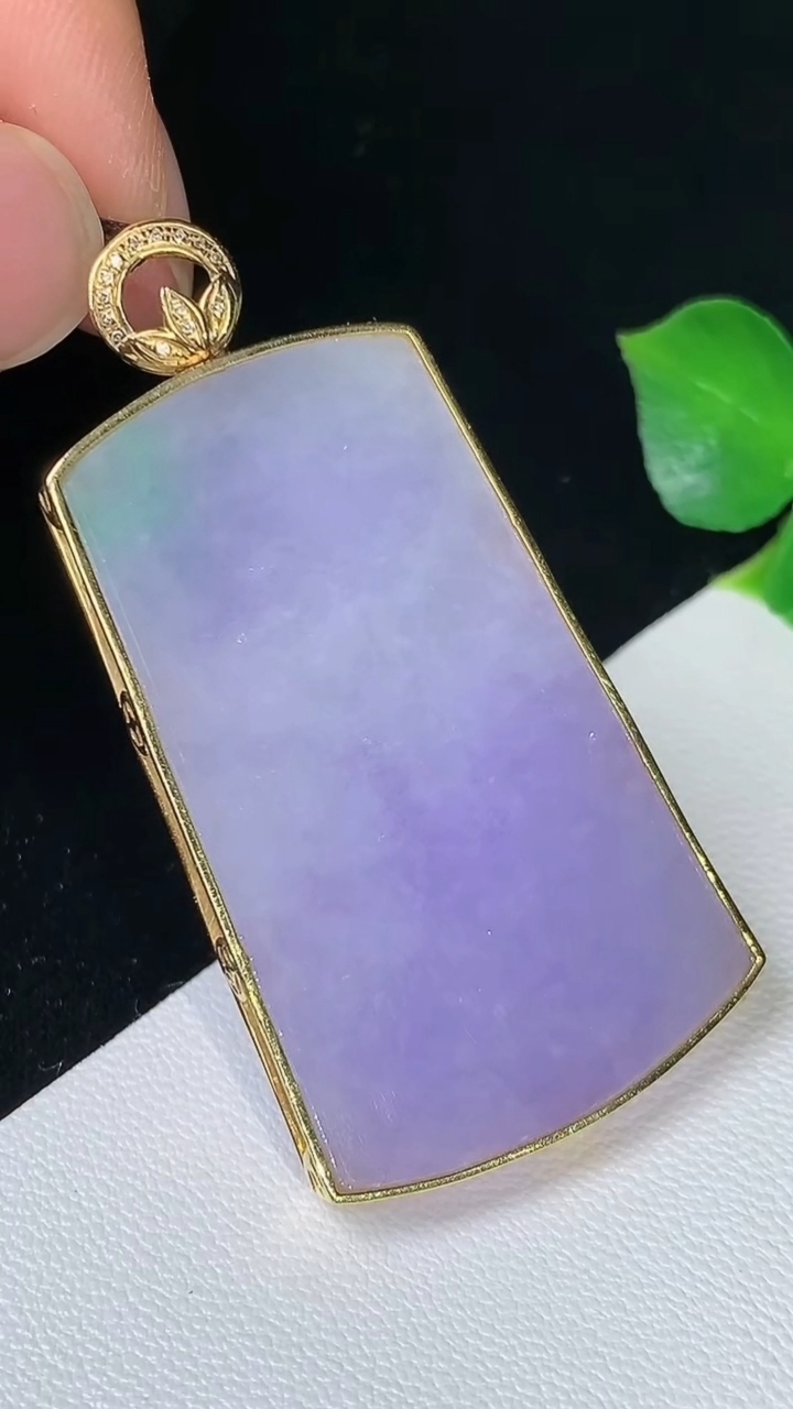 天然A货翡翠k金春带彩 紫罗兰无事牌吊坠，尺寸39.7-24.3-4，重量:12.03g
8月15日