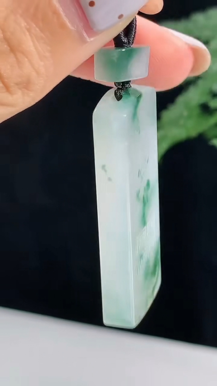 天然A货翡翠冰种飘花仿古无事牌吊坠，尺寸42-16.2-5.8 重量:13.72g
8月15日