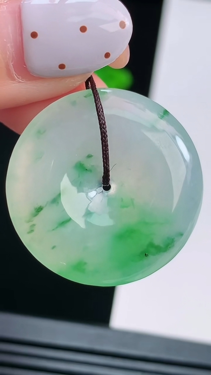 天然A货翡翠平安扣吊坠，尺寸27-4.5 重量:6.75g
8月15日