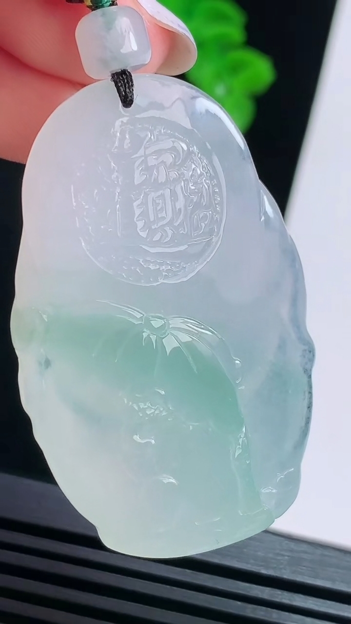 天然A货翡翠财神爷吊坠，尺寸48-30.5-12.5 重量:35.10g
8月15日