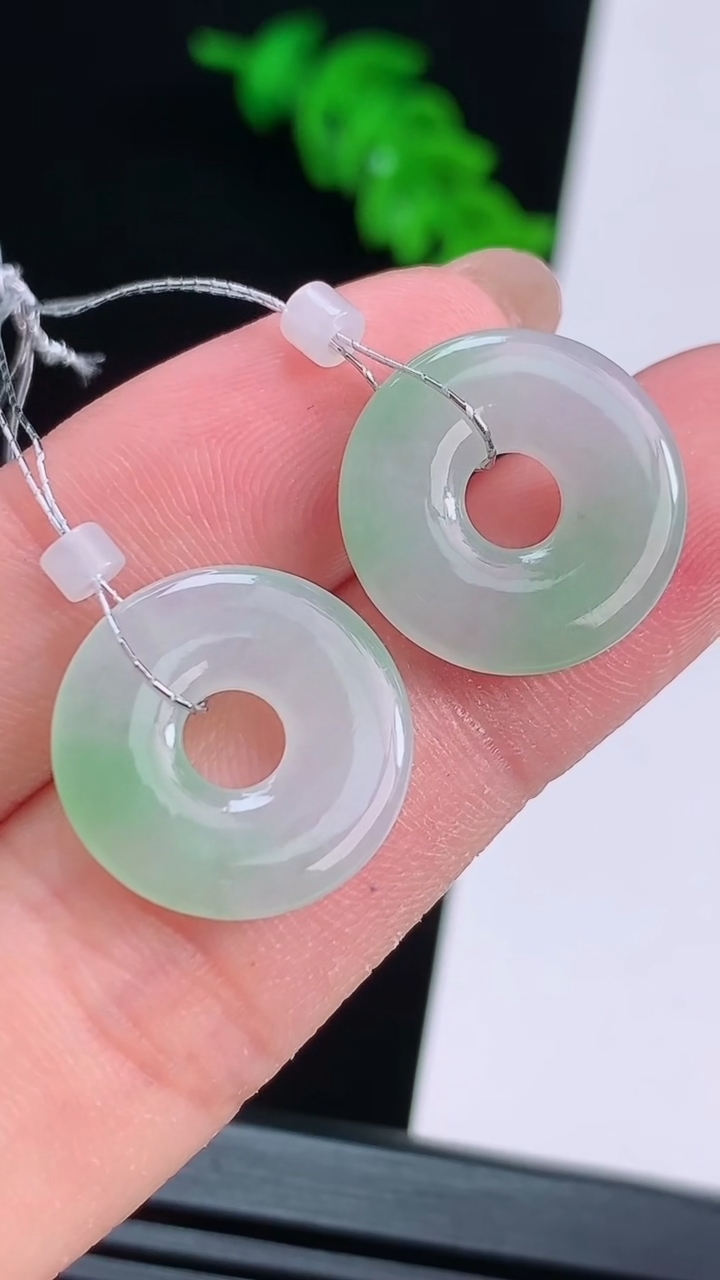 天然A货翡翠平安环吊坠一对，尺寸16.5-2.5 重量:3.15g
8月15日