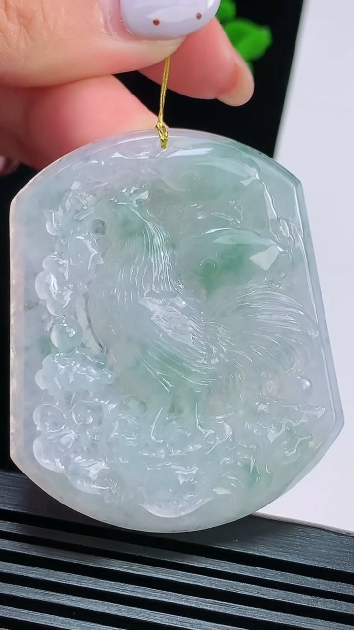 天然A货翡翠飘花生肖鸡牌吊坠，尺寸52-43-5.8 重量:28.99g
8月15日