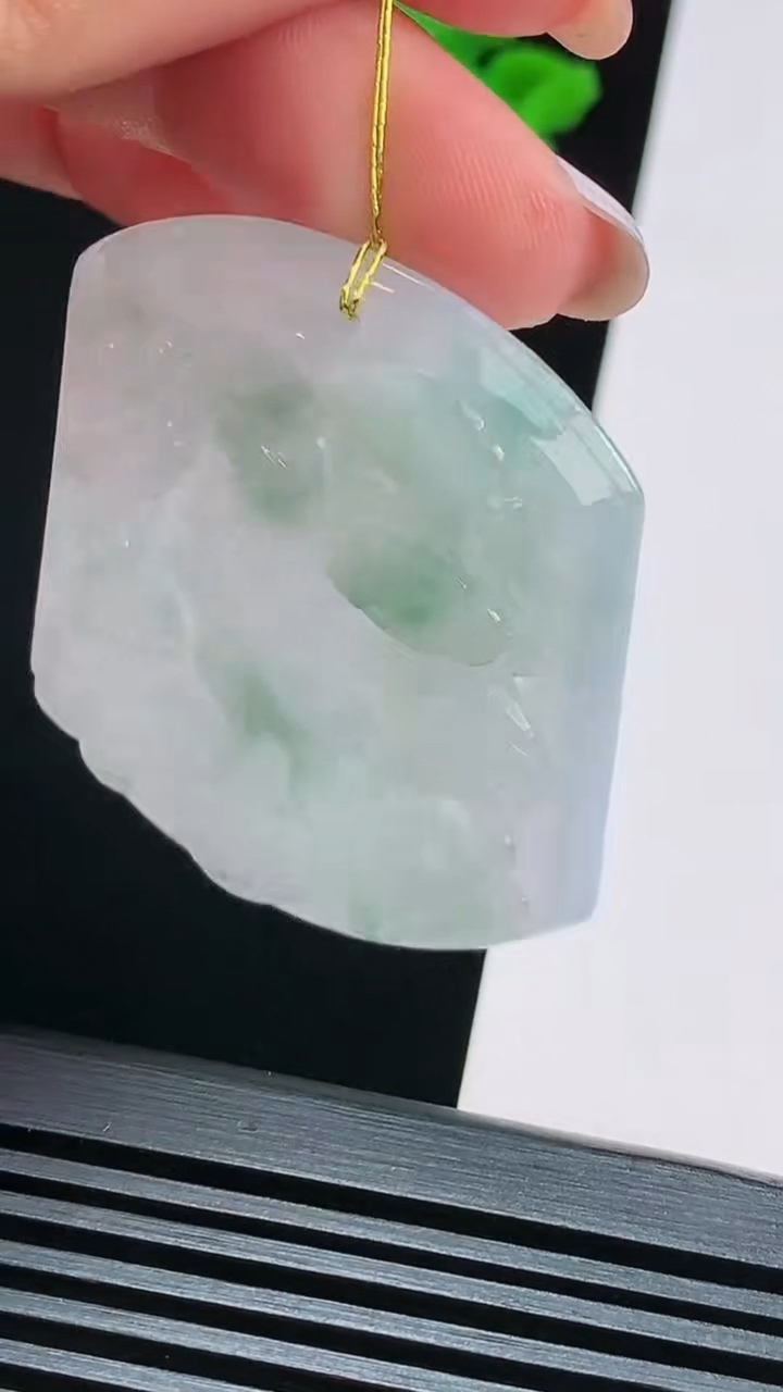 天然A货翡翠飘花生肖鸡牌吊坠，尺寸52-43-5.8 重量:28.99g
8月15日