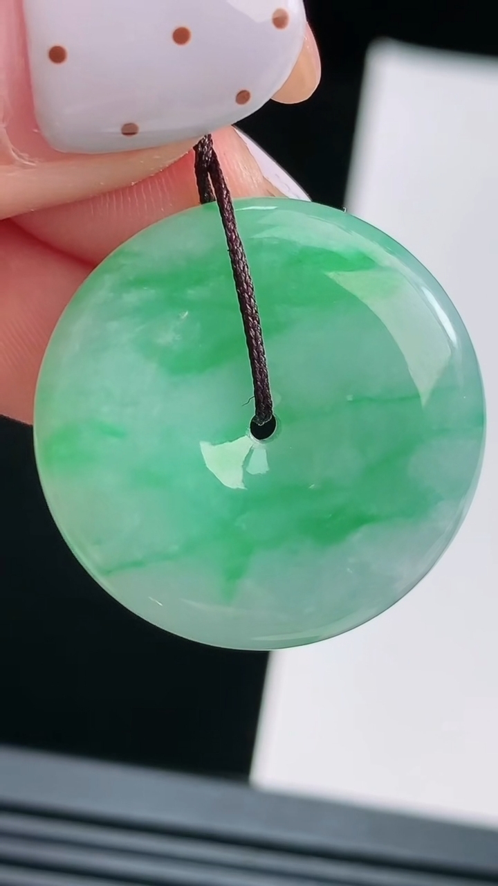 天然A货翡翠平安扣吊坠，尺寸26-5.2 重量:7.90g
8月15日