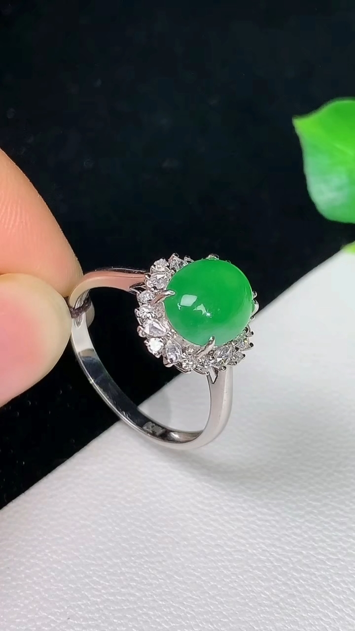 天然A货翡翠蛋面戒指，尺寸16.7-8.4-7，重量:2.19g2026年8月15日
工厂直销收藏佳