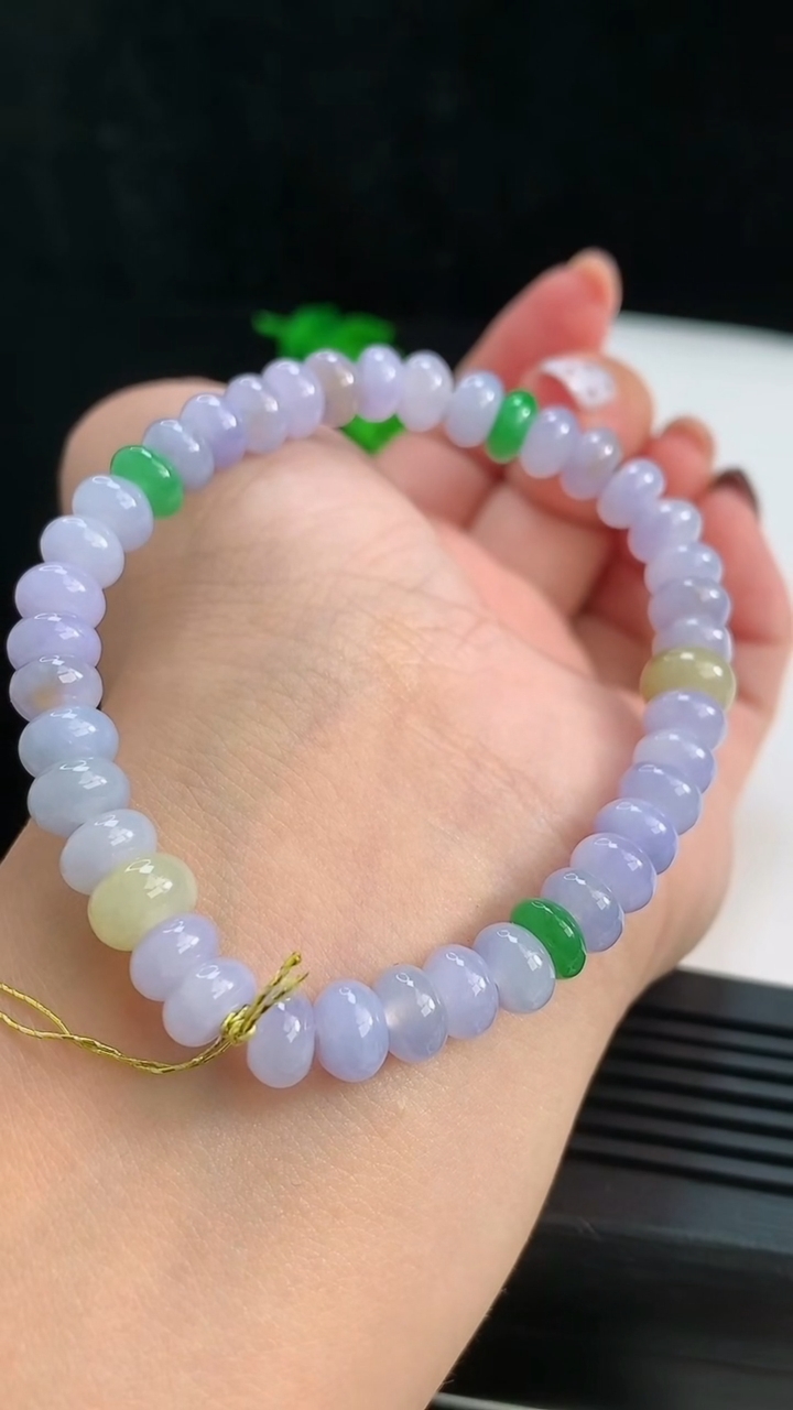天然A货翡翠三彩算盘珠手串，尺寸7-4 重量:17.09g8月15日
工厂直销收藏佳品,种好水足，色泽均匀，有种有色，上手高大气！