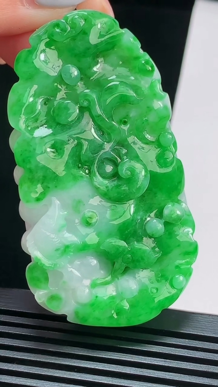 天然A货翡翠年年有余吊坠，尺寸64-36-11 重量:47.02g
8月15日