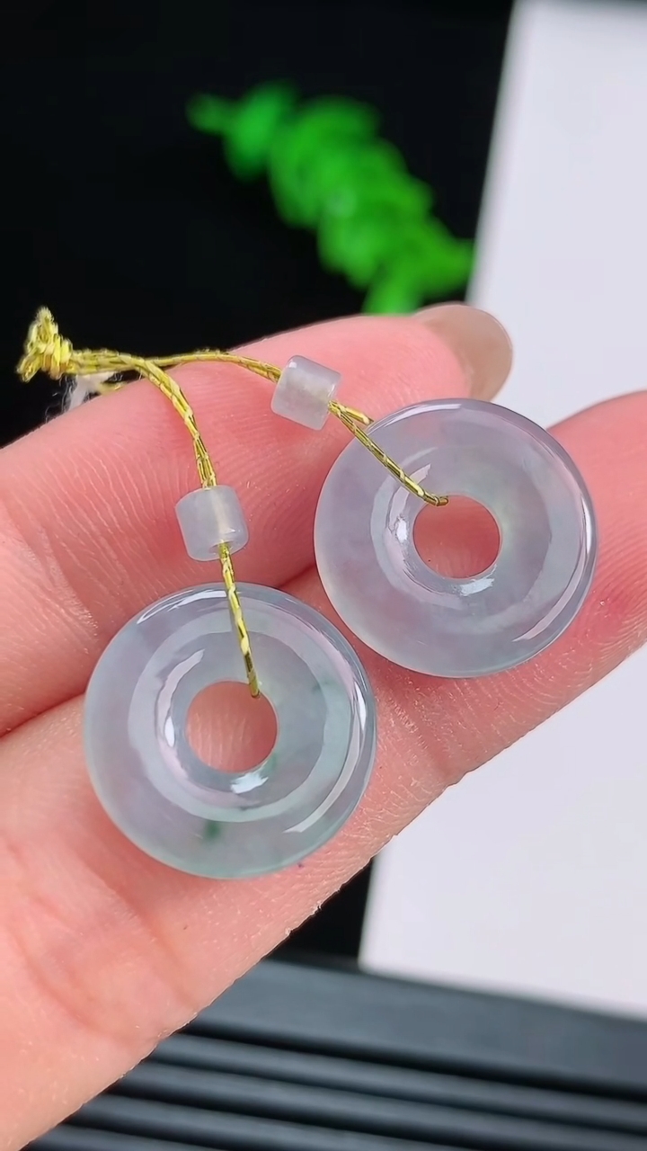 天然A货翡翠飘花平安环吊坠一对，尺寸14.5-2.5 重量:2.75g
8月15日