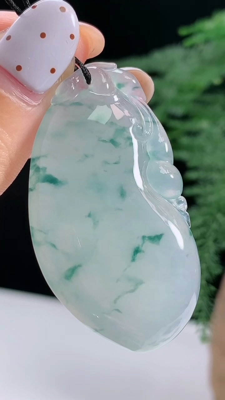 天然A货翡翠种飘花福瓜吊坠，尺寸47-27-6.2，重量:15.56g
8月15日