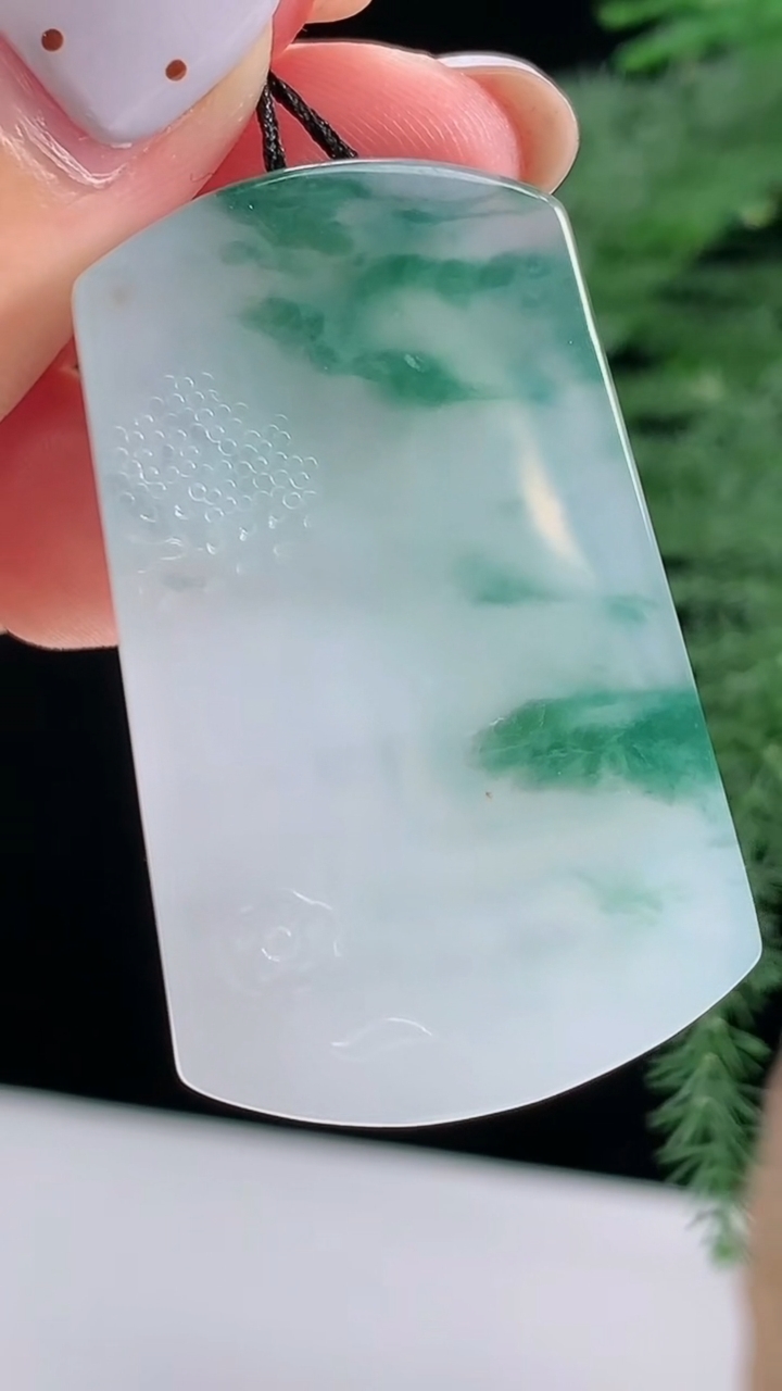 天然A货翡翠冰种飘花观音菩萨吊坠，尺寸42-26.5-5.6 重量:16.50g
8月15日