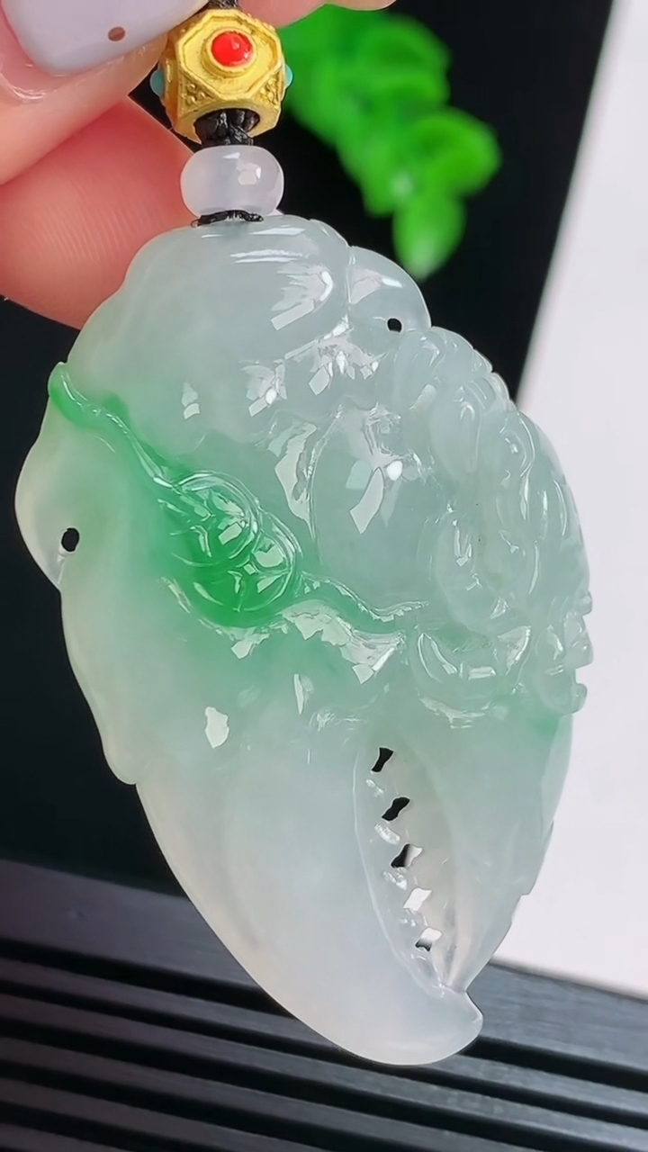 天然A货翡翠富甲一方 蟹钳吊坠，尺寸49-30.8-10 重量:25.77g
8月15日