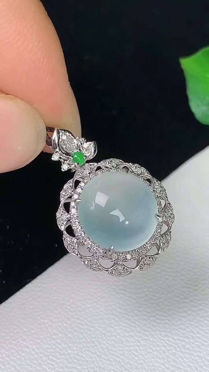 天然A货翡翠白冰蛋面吊坠，尺寸22-15-8.3，裸石10.5-9.9，重量:2.24g
8月15日