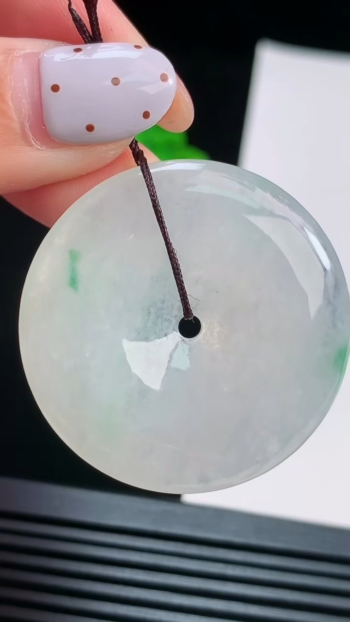 天然A货翡翠平安扣吊坠，尺寸37-5.5 重量:16.49g
8月15日