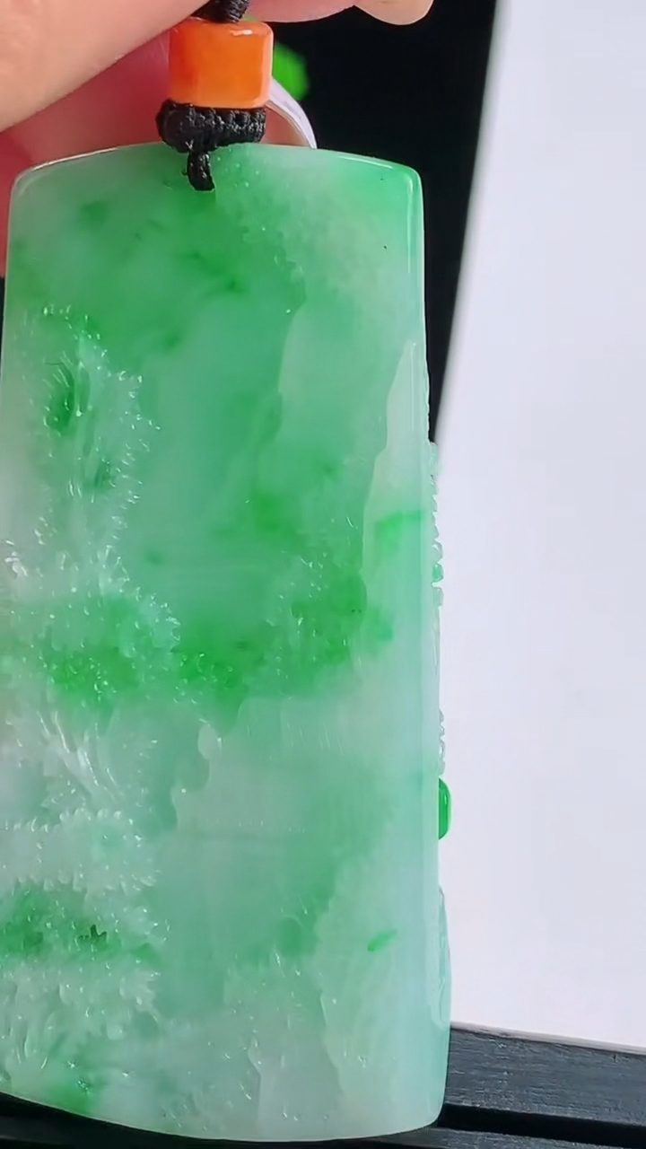 天然A货翡翠山水牌吊坠，尺寸57-29-8 重量:33.55g
8月15日