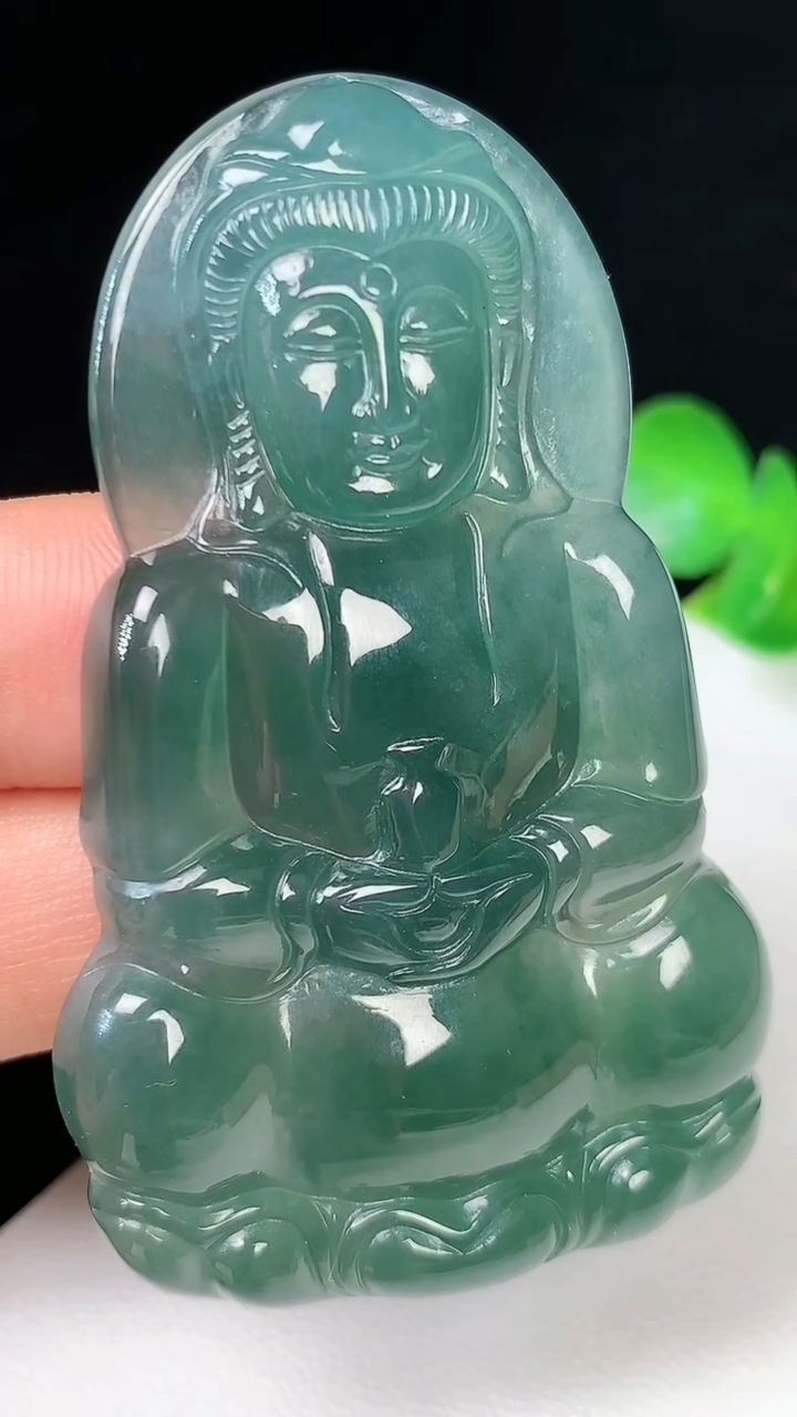 天然A货翡翠蓝水观音菩萨吊坠，尺寸56.8-34.8-5.3，重量:19.41g
8月15日