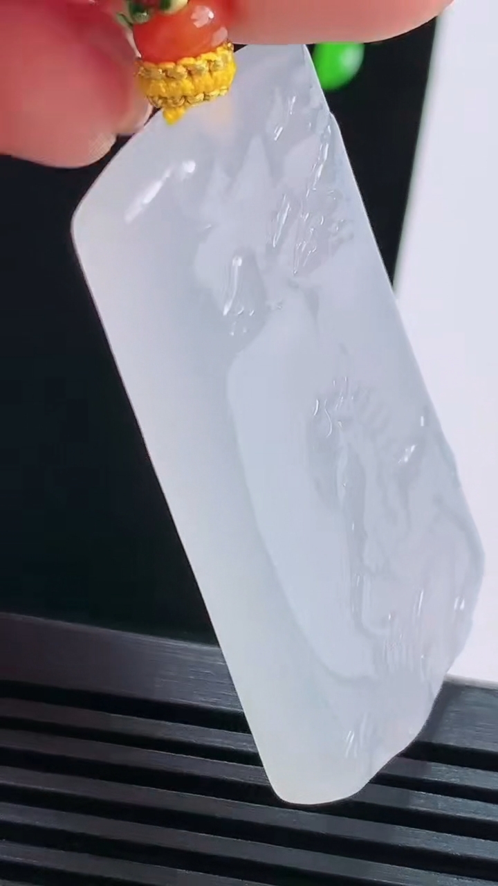 天然A货翡翠生肖马牌吊坠，尺寸49-29-5.6 重量:24.68g
8月15日