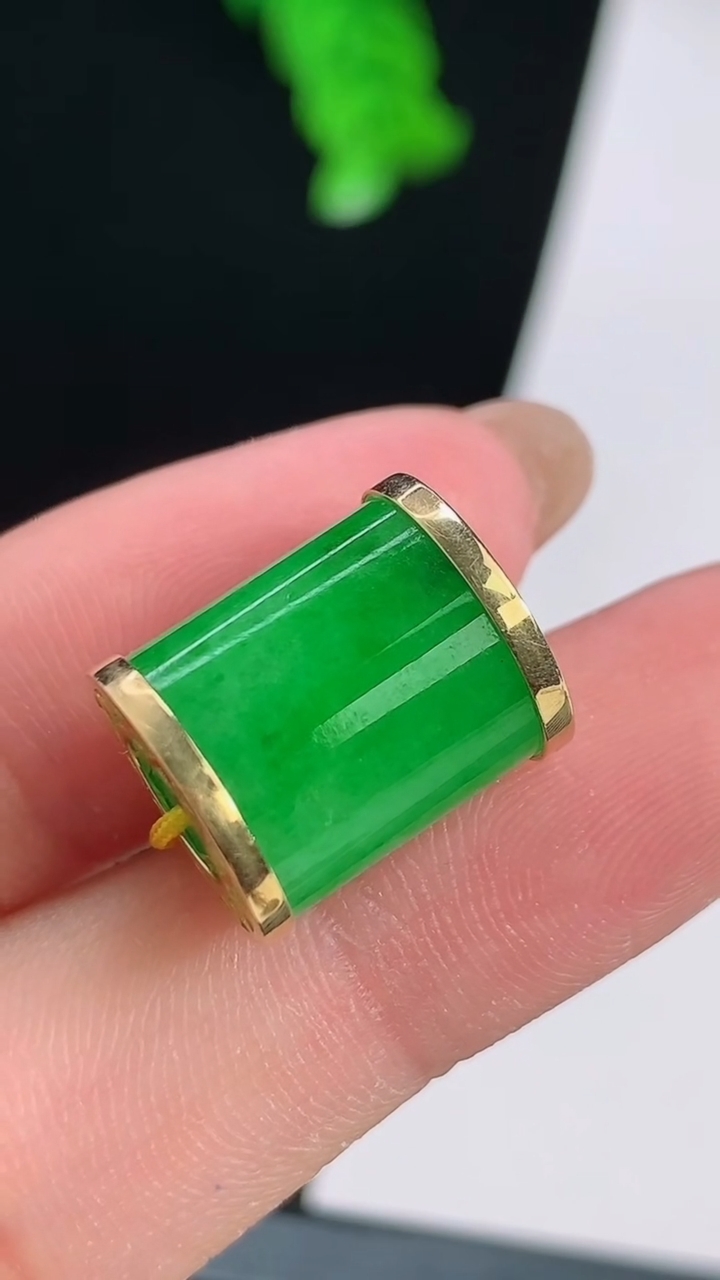 天然A货翡翠路路通吊坠，尺寸14-11.5 重量:4.00g
8月15日