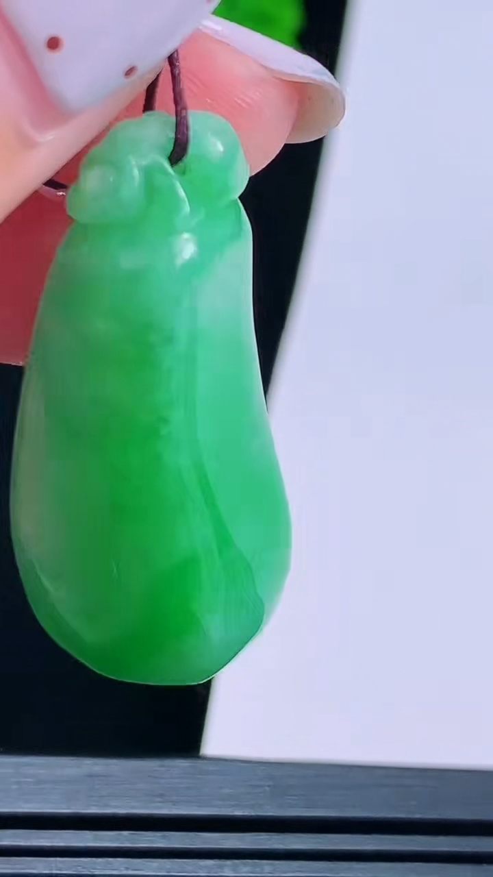 天然A货翡翠福瓜吊坠，尺寸40-18.5-12.5，重量:14.65g
8月15日