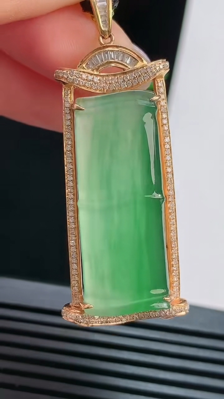 天然A货翡翠节节高升 竹节吊坠，尺寸52-20.2-8.8，裸石33-14.5 重量:10.93g
8月15日