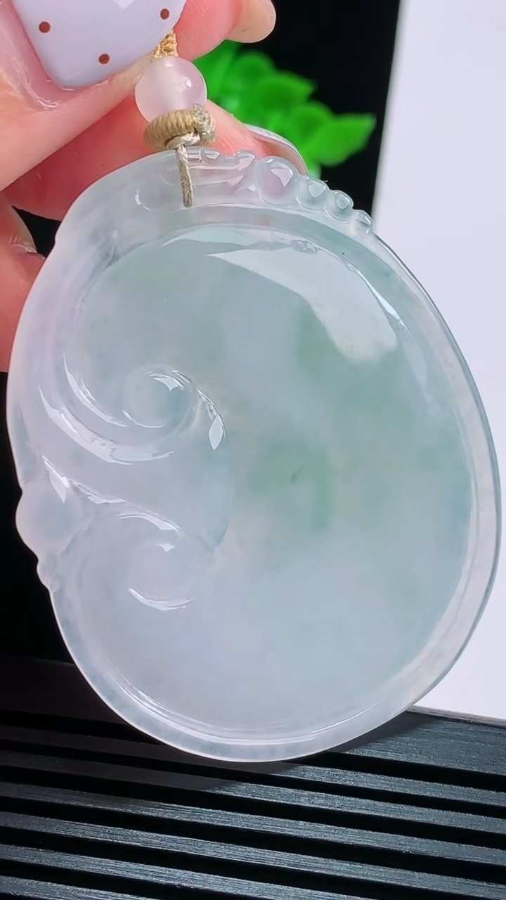 天然A货翡翠如意吊坠，尺寸54.5-41.6-5.5 重量:25.85g
8月15日