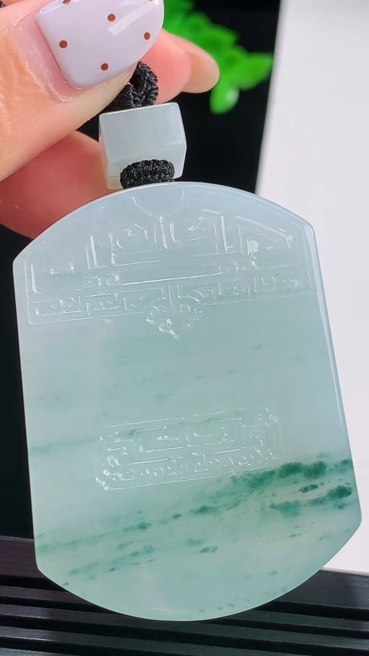 天然A货翡翠种飘花仿古无事牌吊坠，尺寸50-38-9.2，重量:56.42g
8月15日