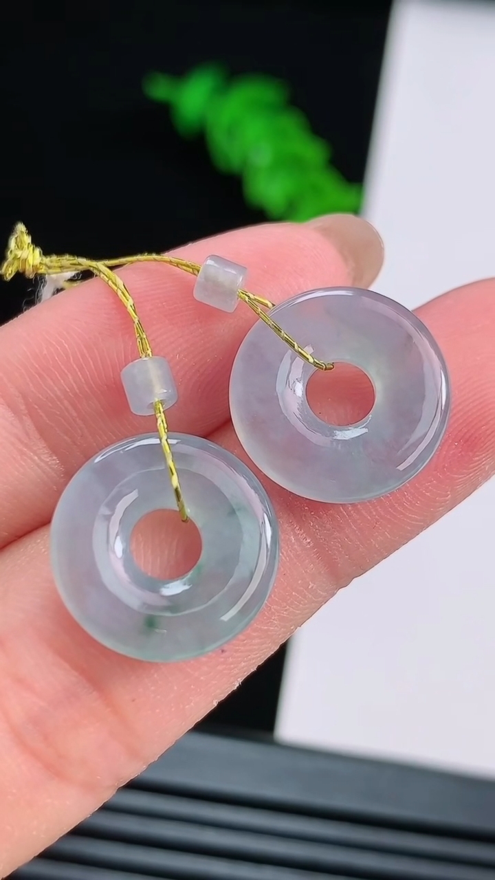 天然A货翡翠飘花平安环吊坠一对，尺寸14.5-2.5 重量:2.75g
8月15日