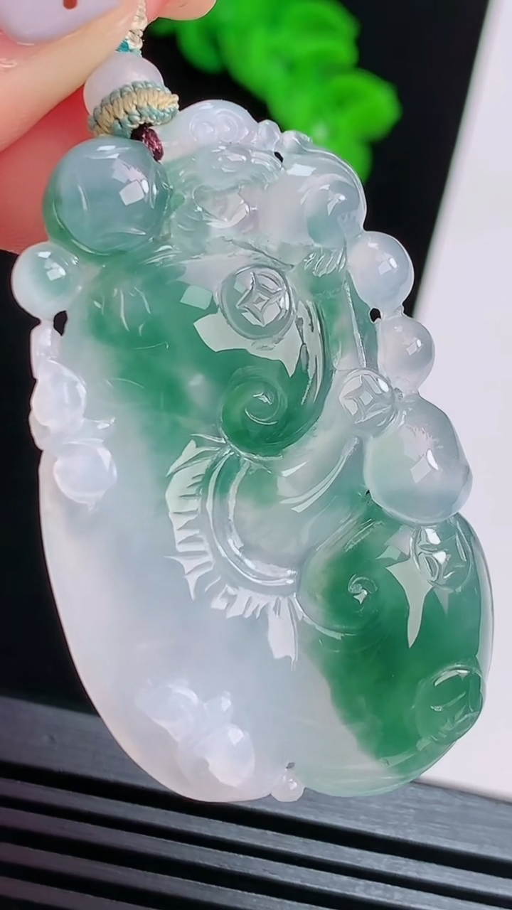 天然A货翡翠冰种飘花如意吊坠，尺寸48-28.6-6.3 重量:17.30g
8月15日