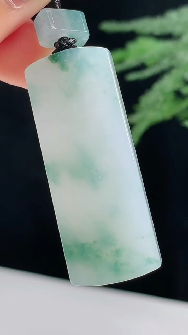 天然A货翡翠冰种飘花仿古无事牌吊坠，尺寸42-16.2-5.8 重量:13.72g
8月15日