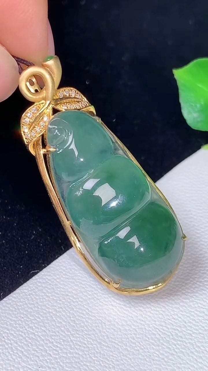 天然A货翡翠福豆吊坠，尺寸39.7-16.4-8.6，裸石29.3-14.2，重量:6.00g
8月