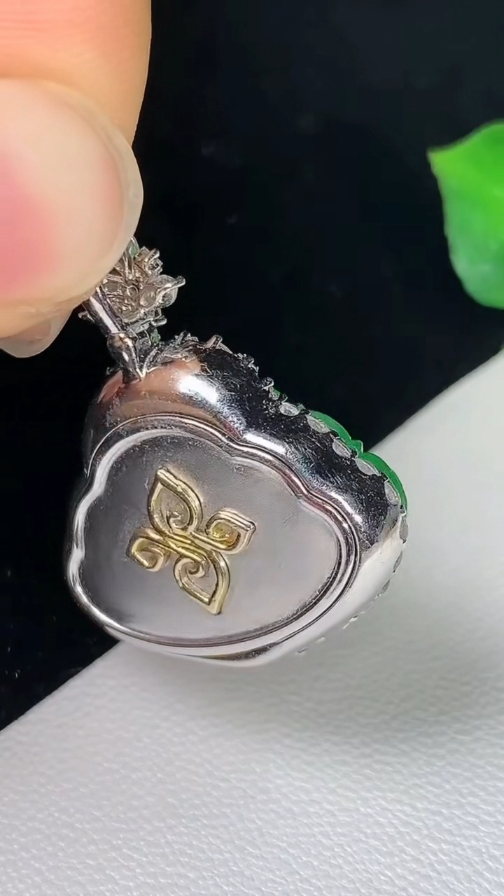 天然A货翡翠佛公吊坠，尺寸27-23-9.9，裸石13.7-20.3，重量:7.65g
8月15日