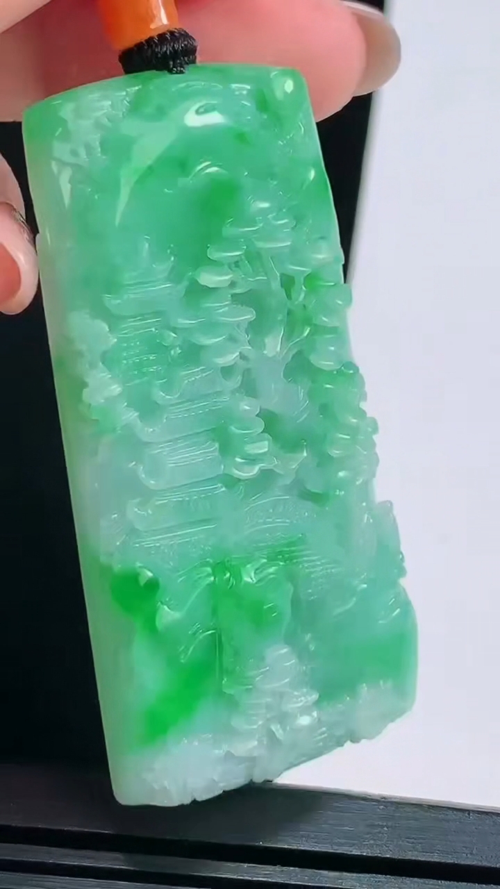 天然A货翡翠山水牌吊坠，尺寸57-29-8 重量:33.55g
8月15日