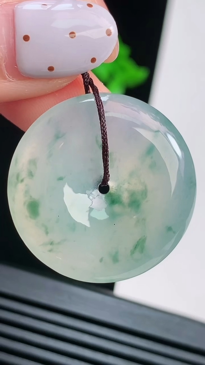 天然A货翡翠冰种飘花平安扣吊坠，尺寸27.5-4.5 重量:6.88g
8月15日