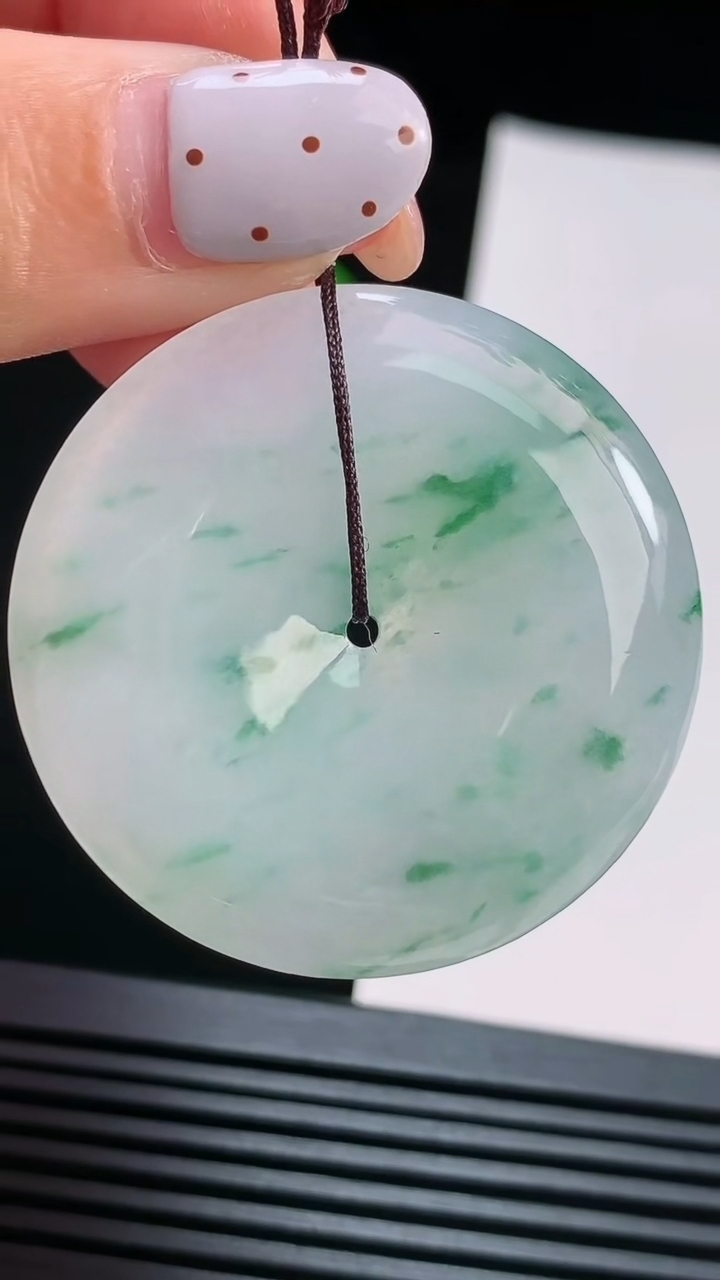 天然A货翡翠冰种飘花平安扣吊坠，尺寸39-5.5 重量:19.27g
8月15日