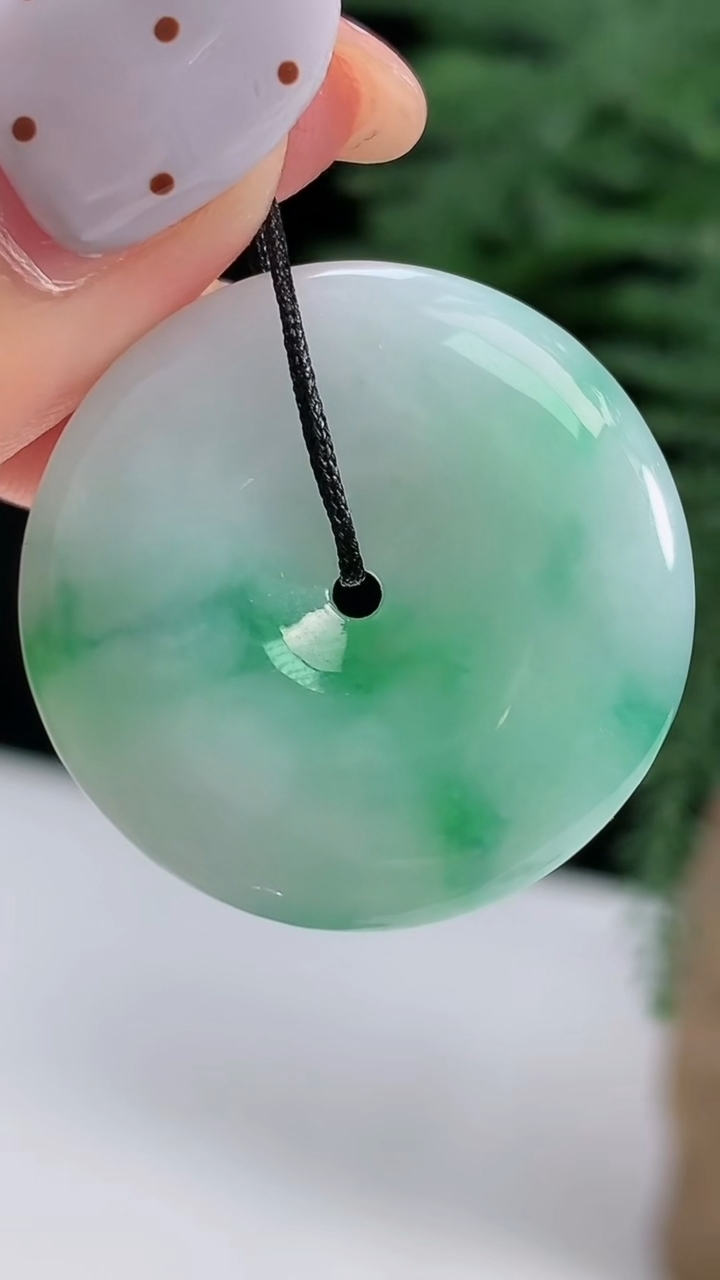 天然A货翡翠平安扣吊坠，尺寸26.5-5.2 重量:7.66g
8月15日
