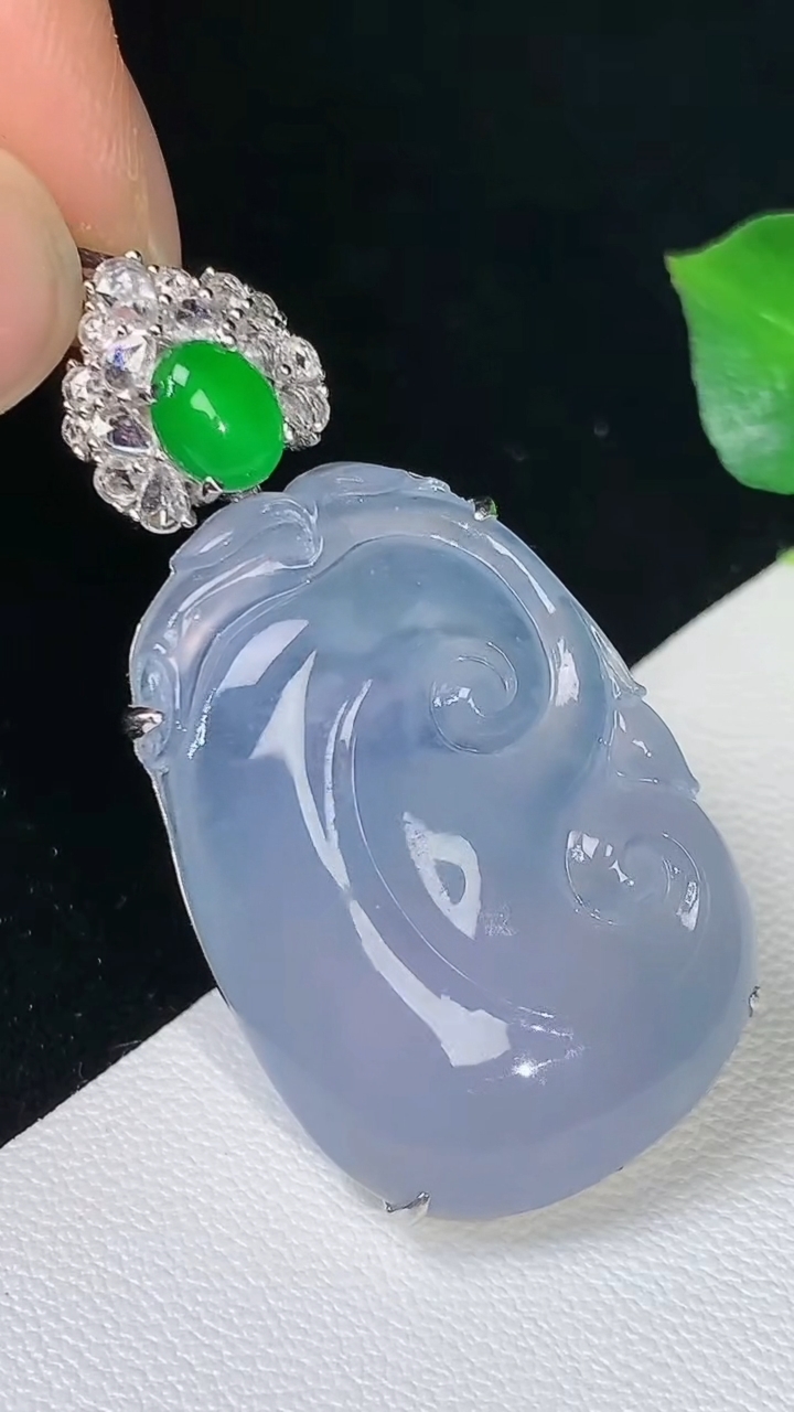 天然A货翡翠紫罗兰如意吊坠，尺寸40.3-29.2-20.5-7.4，重量:8.30g
8月15日