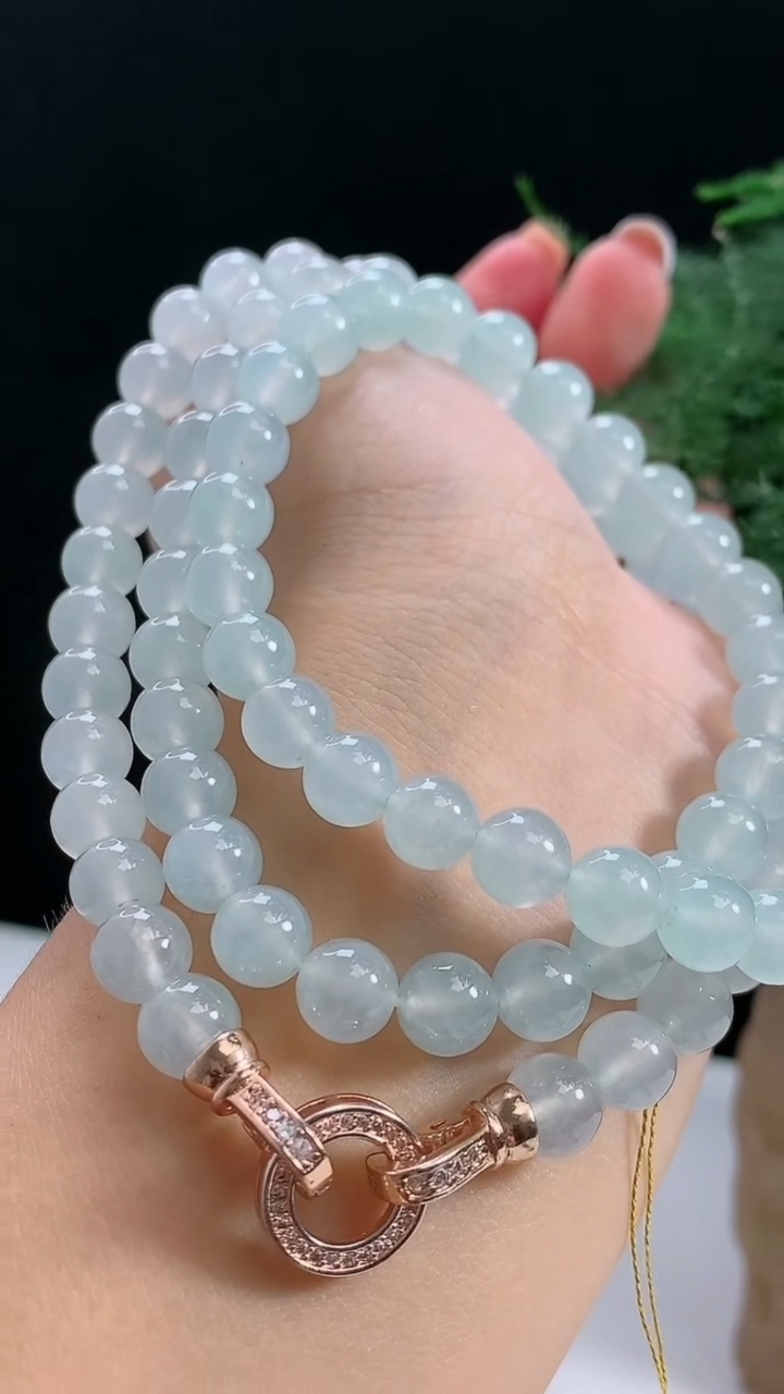 天然A货翡翠种白冰圆珠项链，尺寸7.2-88颗 重量:63.39g
8月15日