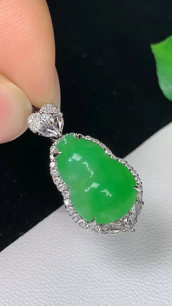 天然A货翡翠葫芦吊坠，尺寸25-12.4-9.9，裸石15-10.2，重量:4.18g
8月15日