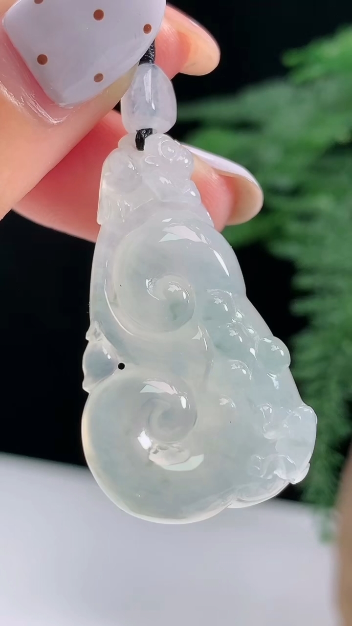 天然A货翡翠冰种飘花如意吊坠，尺寸36-21-8.2 重量:9.90g
8月15日