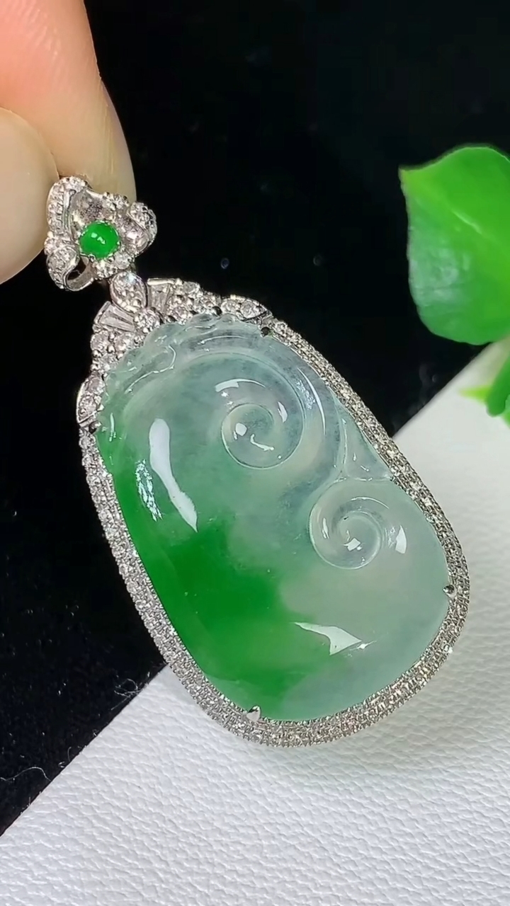 天然A货翡翠如意吊坠，尺寸36.2-17.9-8.8，裸石23.9-14.8，重量:5.25g
8月