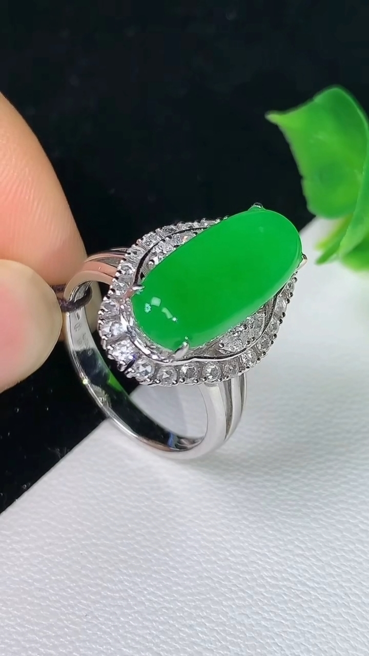天然A货翡翠马鞍戒指，尺寸17.3-17-7.4，重量:6.23g
8月16日