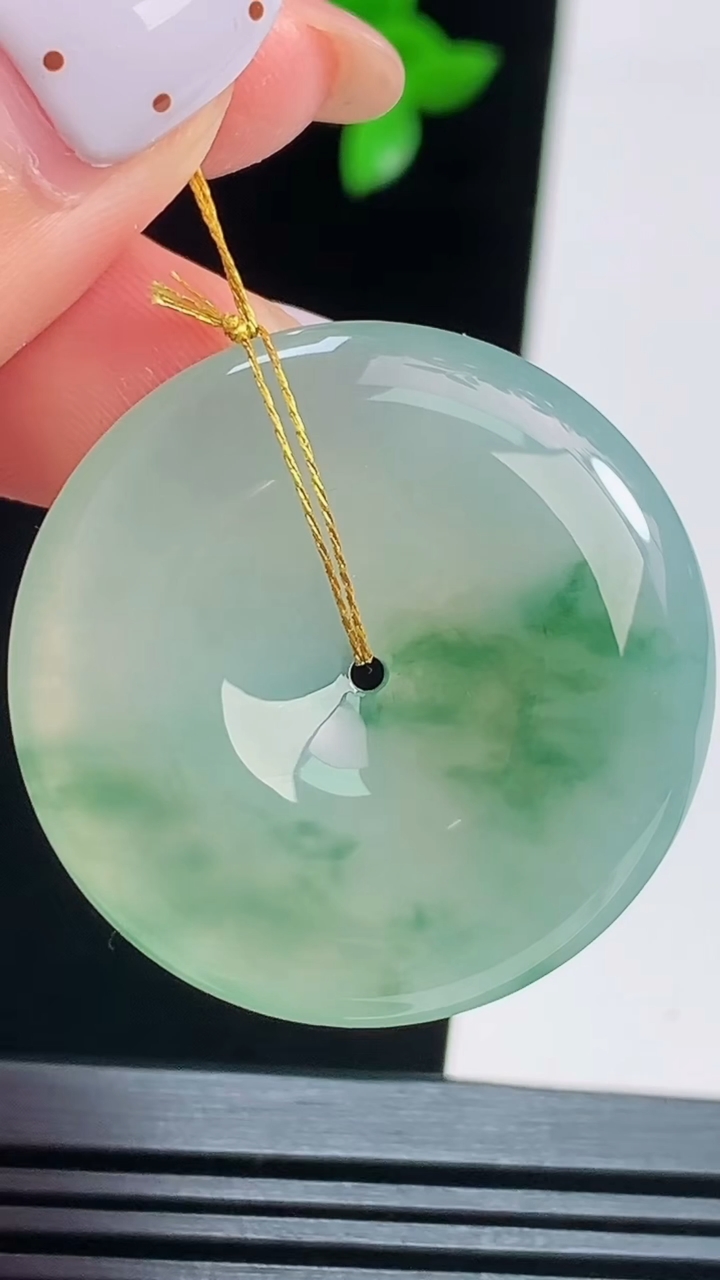 天然A货翡翠飘花平安扣吊坠，尺寸32.5-5.8 重量:13.00g
8月16日