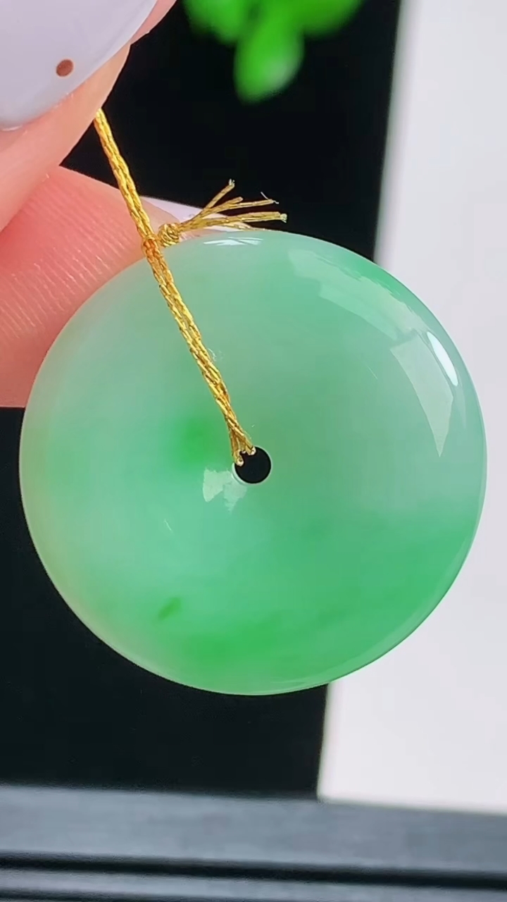 天然A货翡翠平安扣吊坠，尺寸23-4.5 重量:5.12g
8月16日
