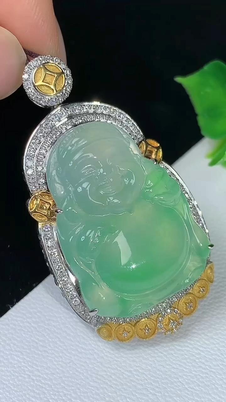 天然A货翡翠财神爷吊坠，尺寸43-23.2-12.3，裸石26.5-15.4，重量:11.74g
8