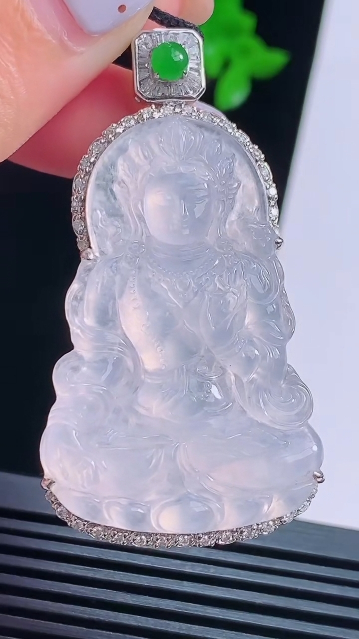 天然A货翡翠种白冰大势至菩萨吊坠，尺寸54.5-29-10，裸石43-29 重量:17.74g
8月16日