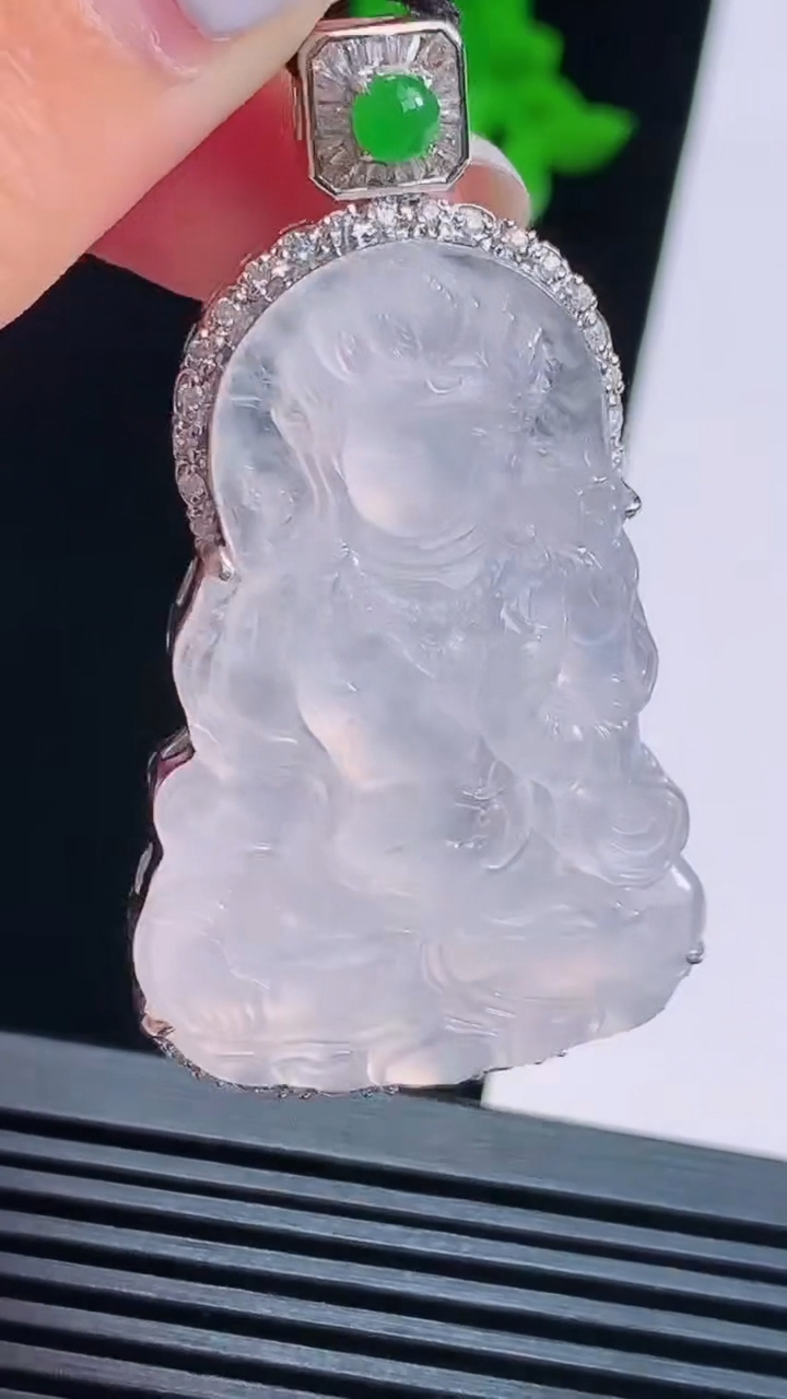 天然A货翡翠种白冰大势至菩萨吊坠，尺寸54.5-29-10，裸石43-29 重量:17.74g
8月16日