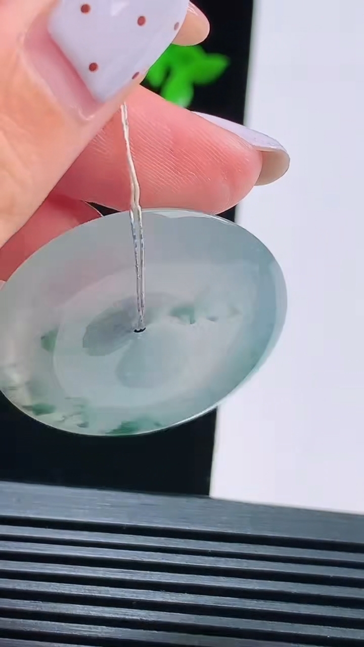 天然A货翡翠种飘花平安扣吊坠，尺寸34-5，重量:12.92g
8月16日