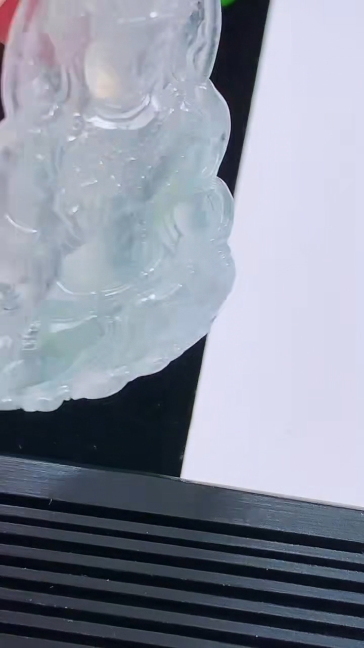 天然A货翡翠种飘花度母菩萨吊坠，尺寸61-36-5.2，重量:22.49g
8月16日